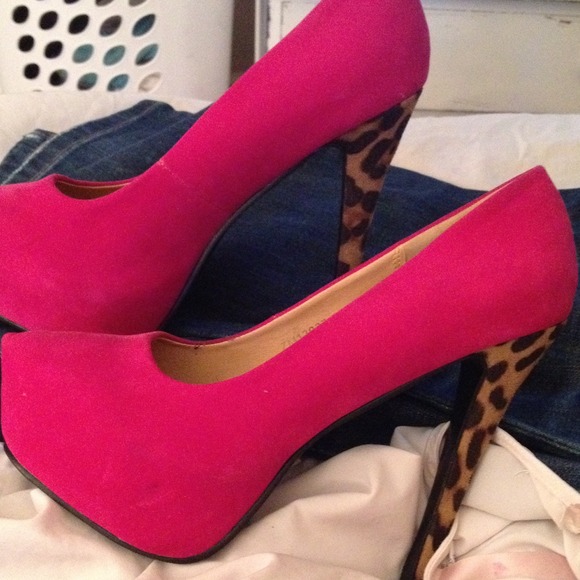 Hot heels! And black heels bundle