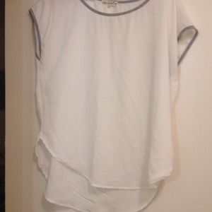 Medium white flowy short sleeve blouse.