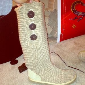 Tan size 8 cardy ugg boots