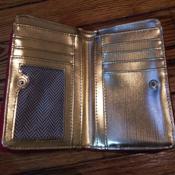 Red wallet! - Picture 2 of 4