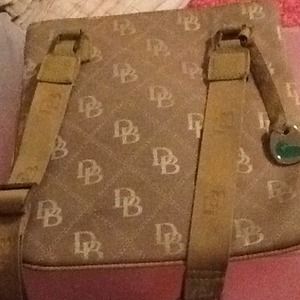 Small Dooney & Bourke purse beige and gold.