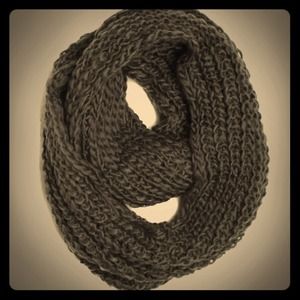 🚫TRADED🚫 Grey Knit Chunky Infinity Scarf 🔥