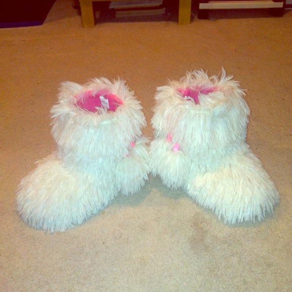 White fuzzy poof slipper boots size Lg