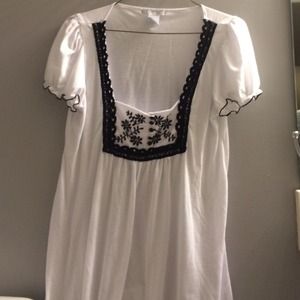 Light weight top with a black design