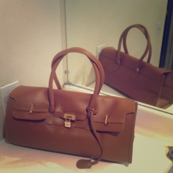 👜Tan color on trend handbag👜