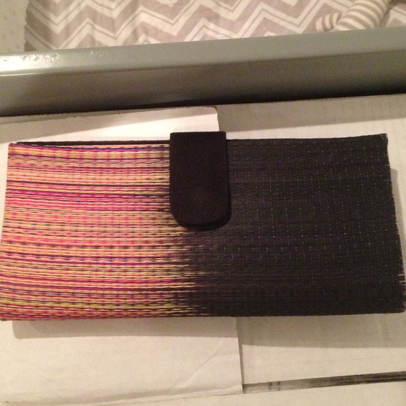 SOLD🚫🚫🚫🚫Weaved ombre clutch! Never been used!