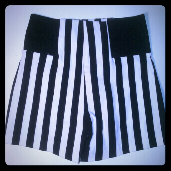 HOT STRIPE SHORTS