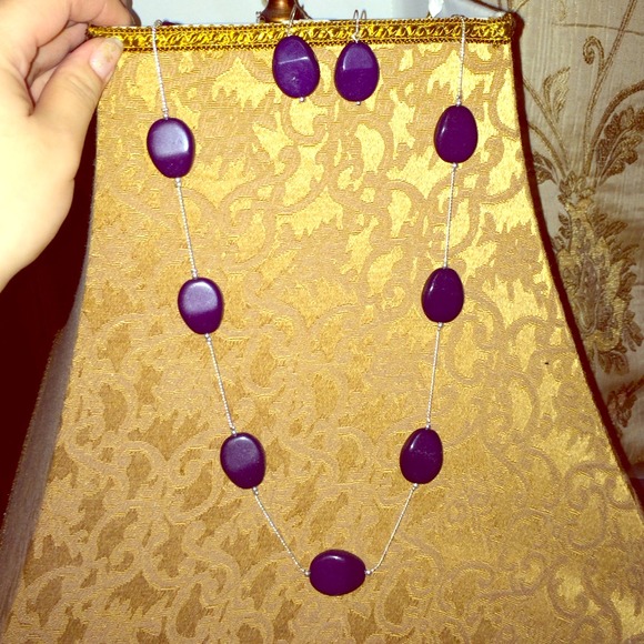 Delicate and beautiful necklace + pair of earrings