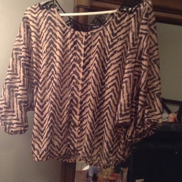 Chevron shirt with lace back - Picture 1 of 2