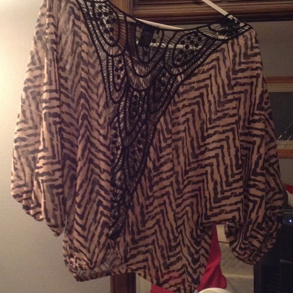 Chevron shirt with lace back - Picture 2 of 2