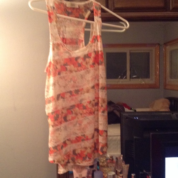 Flowy tank - Picture 1 of 1