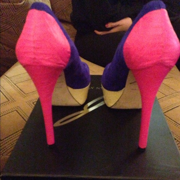 B Brian Atwood Colorblock Pumps - Picture 4 of 4