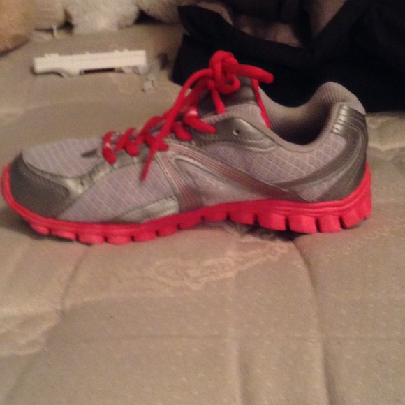 Tennis shoes