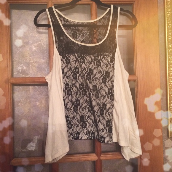 Urban Outfitters Tops - ✨Partial lace flowy top✨