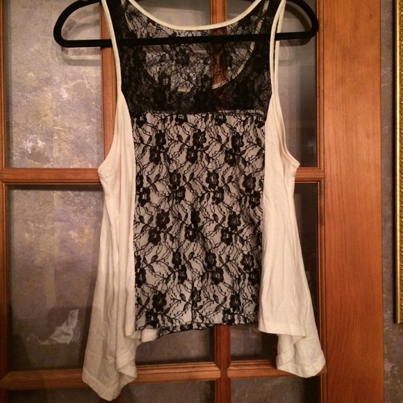 ✨Partial lace flowy top✨ - Picture 3 of 4