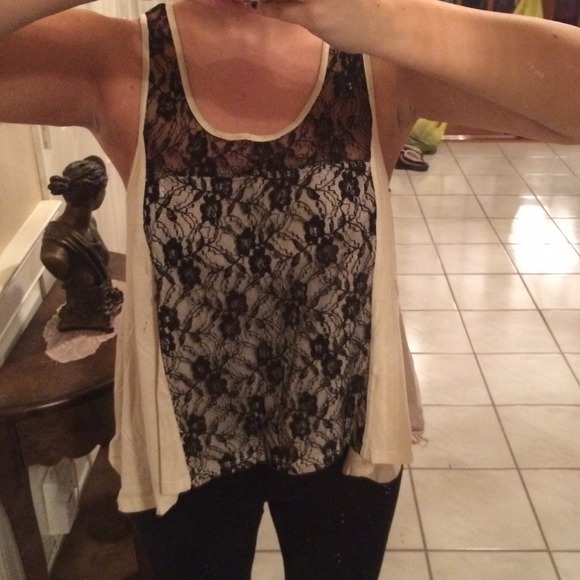 ✨Partial lace flowy top✨ - Picture 4 of 4