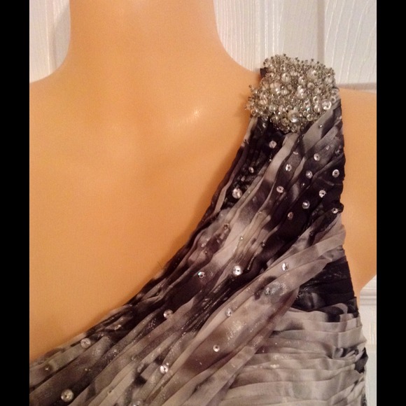 Dress - Picture 2 of 4