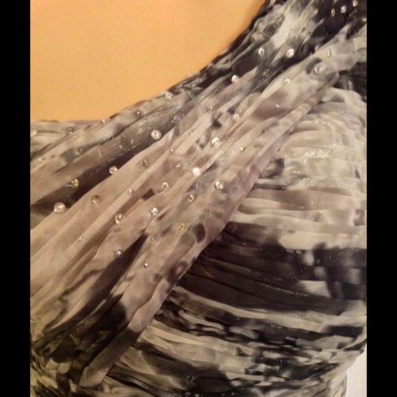 Dress - Picture 3 of 4