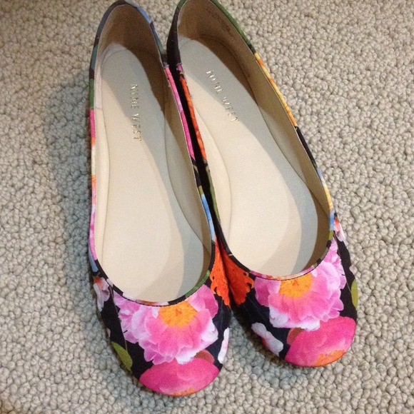 Nine West Shoes - 💘HOST PICK 2xs✅ Nine West flower fabric  flats