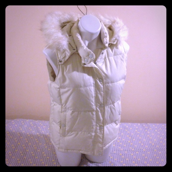 GAP Outerwear - 🚫SOLD🚫 White puffer vest with faux fur hood