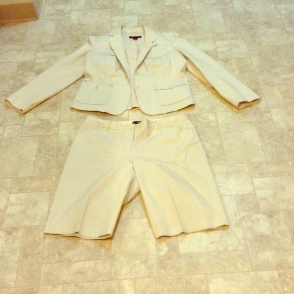 BODY BY VICTORIA PANT SUIT SIZE 16! A MUST HAVE