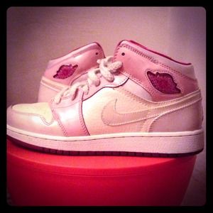 air jordan 1 mid size 6. barely worn :)