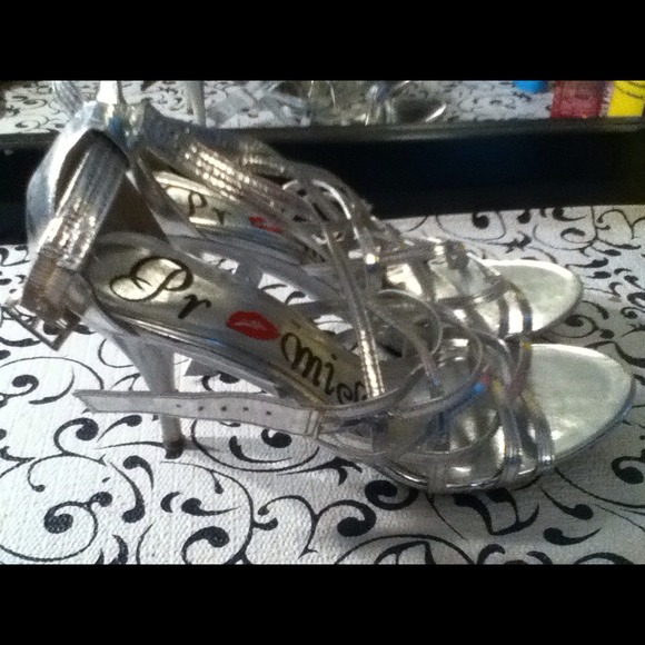 Silver heels - Picture 2 of 3