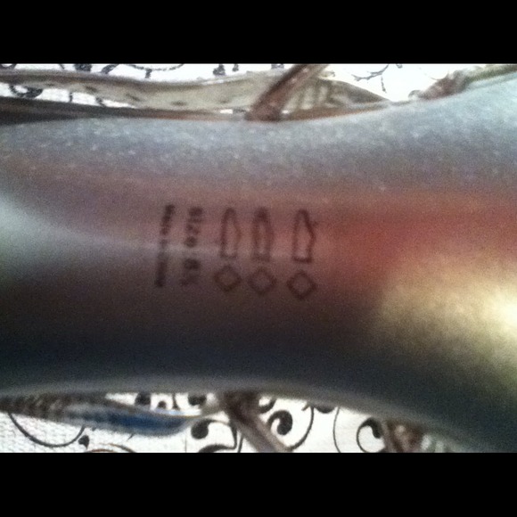 Silver heels - Picture 3 of 3
