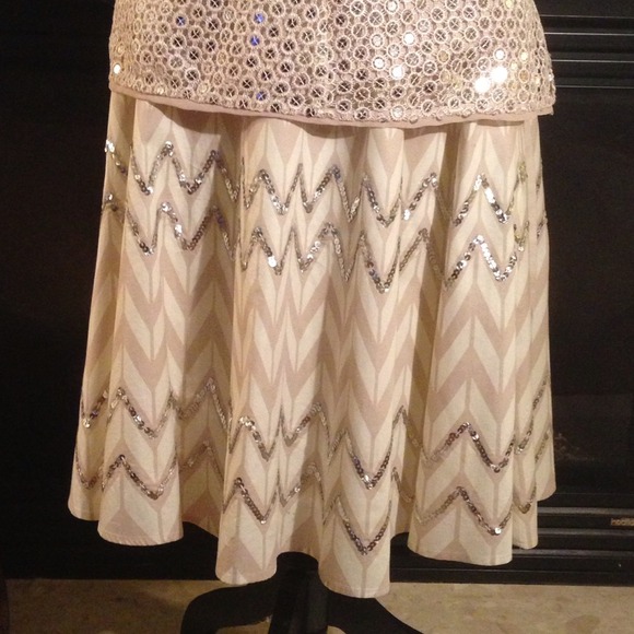 πHOST PICKπ BCBG MaxAzria chevron sequin skirt - Picture 3 of 4