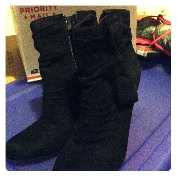 Black Mossimo heeled booties - Picture 1 of 4