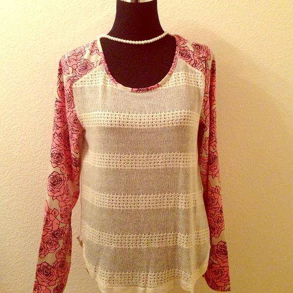 🚨SOLD🚨Cream and and red top