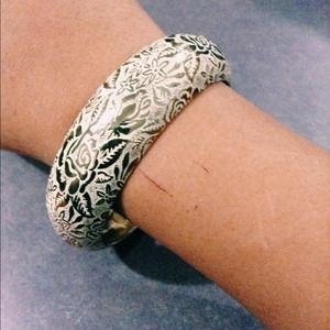 Gold and cream flower bangle💕