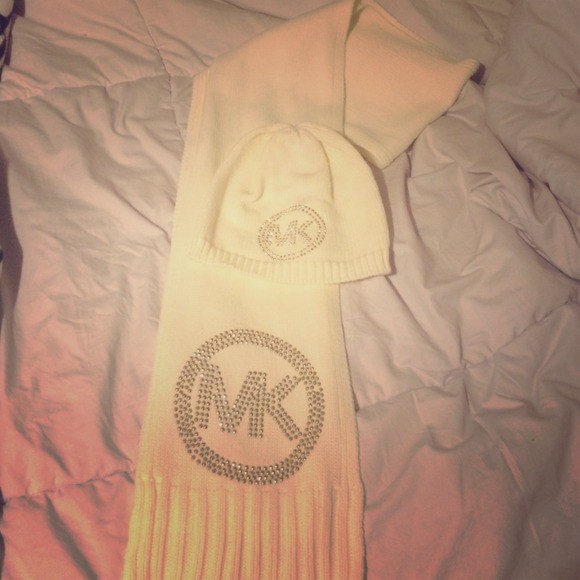 Michael Kors scarf and matching beanie💗