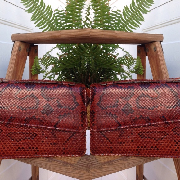 ↛ vintage Python bag