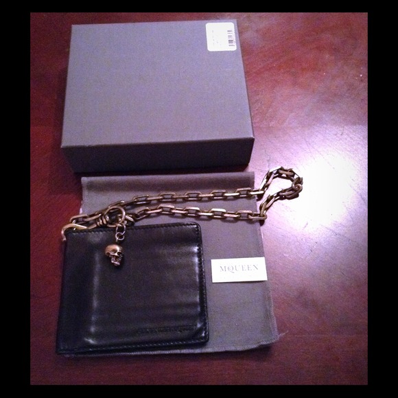 Alexander McQueen blk leather wallet. Skull chain