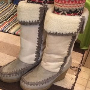 American Eagle Faux Fur winter boots