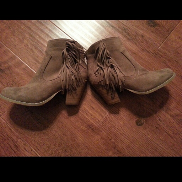 Fringe taupe booties