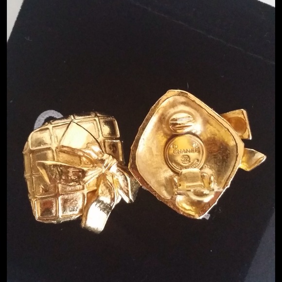 ๐Was $350๐Rare Mint Vintage Chanel earrings - Picture 2 of 4
