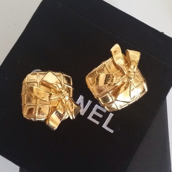 ๐Was $350๐Rare Mint Vintage Chanel earrings - Picture 3 of 4