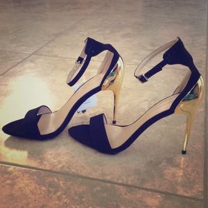 ✋On hold✋NWT Zara strappy heels with gold heel