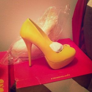 Adorable yellow pumps