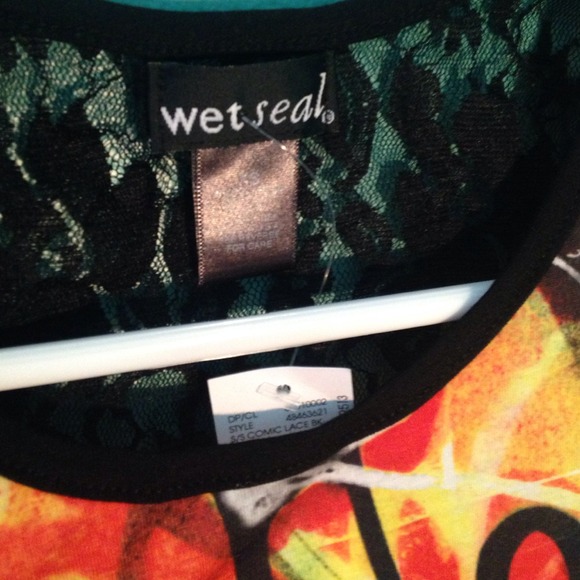 ❌TRADED❌Graffiti crop top - Picture 3 of 4