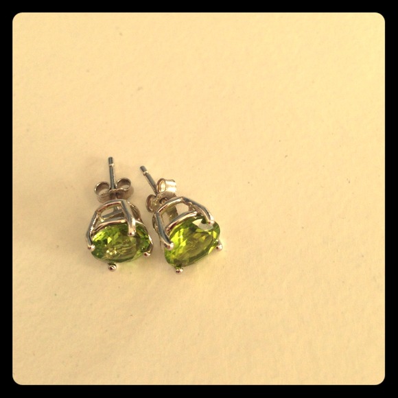 ✨Bundled✨ Green peridot stud earrings