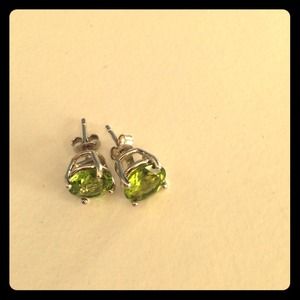 ✨Bundled✨ Green peridot stud earrings