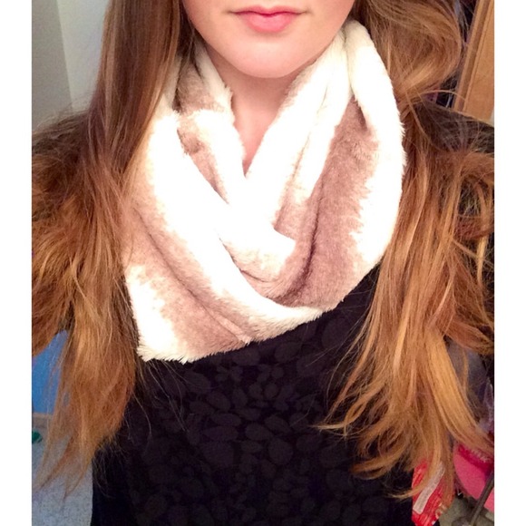 SOLD IN BUNDLE NWOT Faux Fur infinity scarf