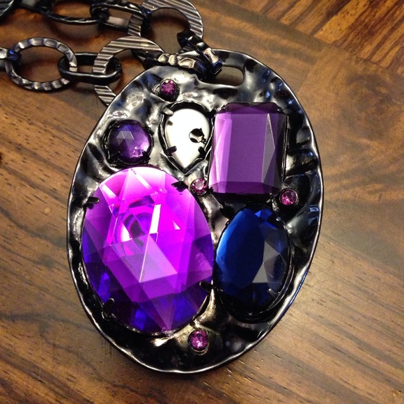 Different Sized Rhinestone Necklace - Picture 2 of 2