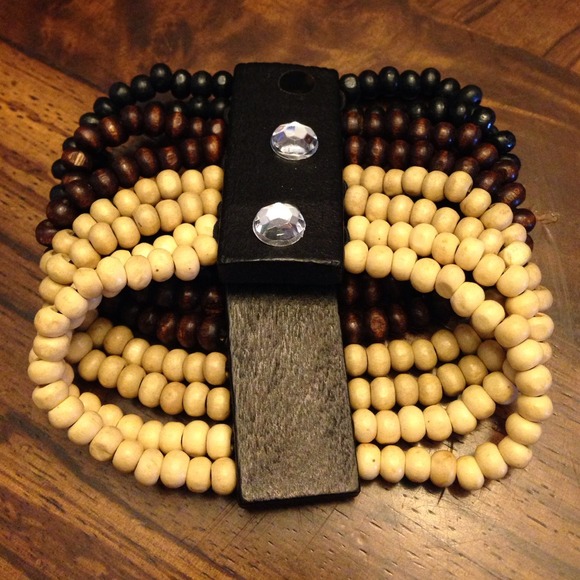 Three toned cuff bracelet. Nice with Nude Colors!