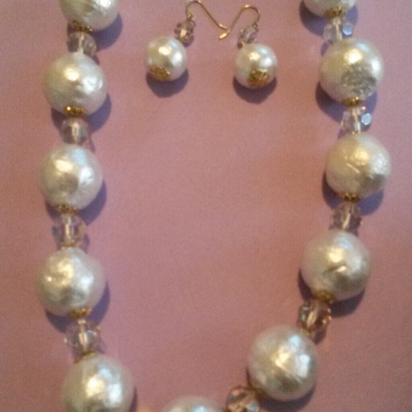 Gorgeous necklace and earrings set