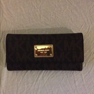 Micheal Kors Tote bag w. Wallet .