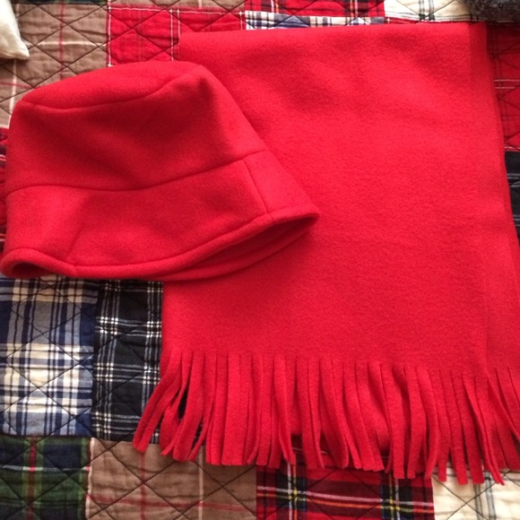 Red scarf and hat!! 🔴❤️